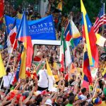 El papa Benedicto XVI saluda desde el papamóvil, a los miles de peregrinos congregados por las calles