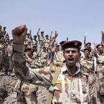 Soldados yemeníes piden la dimisión del presidente Saleh en una protesta en las calles de la capital, Saná