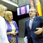 El presidente navarro, Miguel Sanz, ayer, con dos diputadas de UPN, es un gran opositor de la «Ley Aído»