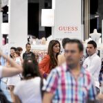 Visitantes en la feria de moda