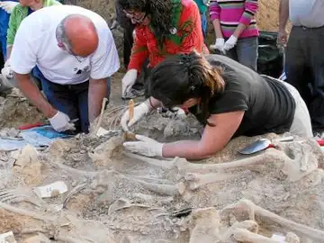 Trabajos en una fosa de la Guerra Civil Trabajos en una fosa de la Guerra Civil