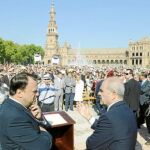 Los manifestantes, al fondo, hicieron casi inaudibles los discursos de Chaves y Monteseirín