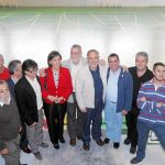 El acto de IU, que inauguró el inacabado pabellón de la Paz, se topó con una protesta de desempleados del Polígono Sur