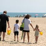 Una familia en la playa de la Malvarrosa de Valencia