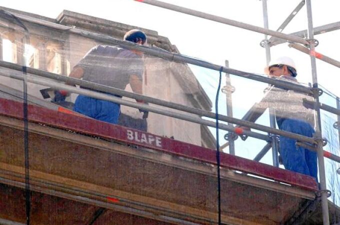 Imagen de dos trabajados del sector de la construcción