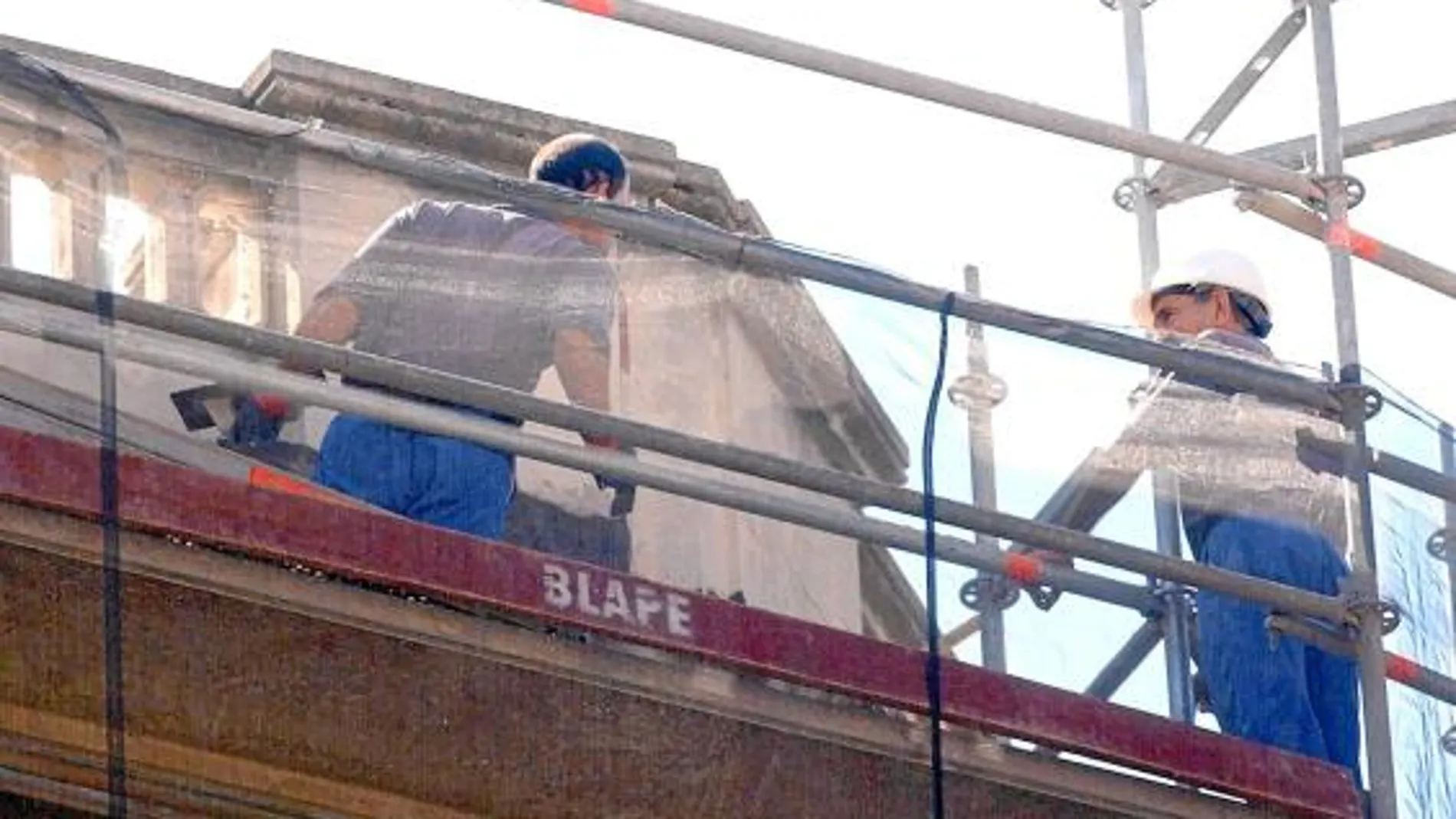 Imagen de dos trabajados del sector de la construcción
