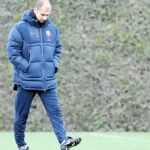 Pep Guardiola pudo dirigir la sesión del lunes, pero ayer tuvo que volver a casa por una lumbalgia