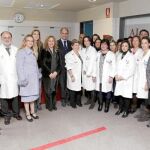 Camps, ayer junto al personal del nuevo centro de salud de Alcàsser