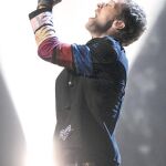 Chris Martin, de «Viva la vida» al «Ritmo de la noche»