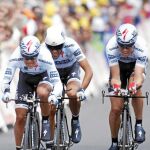 Contador, en pleno esfuerzo con sus compañeros del Saxo Bank durante la contrarreloj
