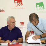 El coordinador general de IU, Cayo Lara, y el de Extremadura, Pedro Escobar