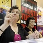 Las representantes de las organizaciones Coalición Internacional contra el tráfico de mujeres, Malka Marcovich y la Plataforma de organizaciones de mujeres por la abolición de la prostitución, Rosario Carracedo, respectivamente, y Susana Martínez Novo, p