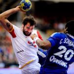 El deportista español Cedric Sorhaindo (d) disputa el control del balón con su rival francés Joan Canellas Reixach (i)