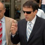 El médico Eufemiano Fuentes (d), uno de los imputados en la llamada "Operación Puerto"