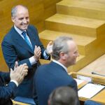 El nuevo presidente de la Generalitat Valenciana, Alberto Fabra, recibe el aplauso de sus compañeros