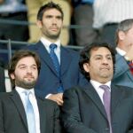 El jeque Al-Thani; a su derecha, el vicepresidente Abadullah Gubn, y detrás de ellos, Fernando Sanz