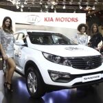 Varias modelos rodean el nuevo KIA Sportage, que se presenta en Bruselas