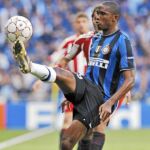 Etoo controla el balón en la final que enfrentó al Inter y al Bayern el pasado 22 de mayo en el Bernabéu