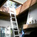 Los agentes tuvieron que acceder a su domicilio por el tragaluz del tejado. Se trataba de una vivienda enrejada y de complicado acceso