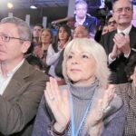 El alcalde de Madrid, Alberto Ruiz Gallardón, aplaude junto a la regidora de Cádiz, Teófila Martínez