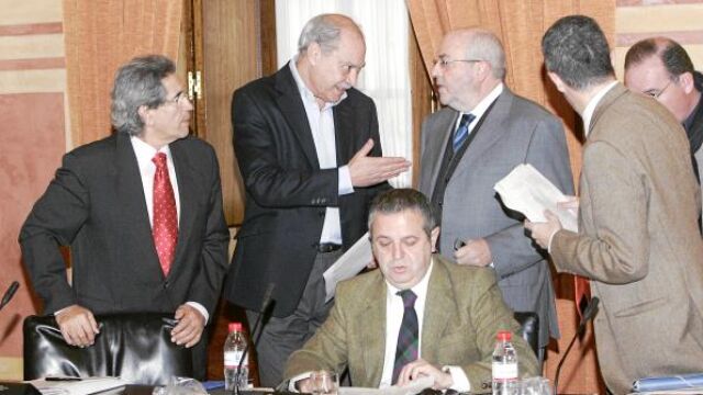 Un grupo de parlamentarios andaluces, ayer antes de celebrarse la Comisión de Hacienda