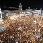 Tal y como habían planeado, los «indignados» volvieron ayer a la Puerta del Sol sin que la Policía les pusiera ningún obstáculo