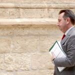 El consejero de Empleo, Manuel Recio, ayer llegando a la Cámara andaluza