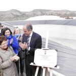 El presidente Camps junto a la viuda García Antón y alcadesa de Sant Vicent del Raspeig, Luisa Pastor