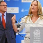 La ex ministra de Sanidad, Trinidad Jiménez, junto al destituido director general de Salud Pública, Ildefonso Hernández