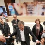 Juan Ignacio Zoido saluda a los portavoces de los colectivos sociales