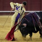 Daniel Luque da un trincherazo ayer en Málaga