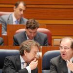 El presidente Herrera dialoga con José Antonio de Santiago-Juárez, durante el último pleno de las Cortes regionales