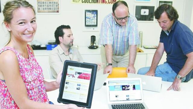 De izda. a dcha., parte del equipo artífice de «News.va»: Teresa Díaz, José Ortiz, Gustavo Entrada y Carlos García-Hoz