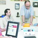 De izda. a dcha., parte del equipo artífice de «News.va»: Teresa Díaz, José Ortiz, Gustavo Entrada y Carlos García-Hoz