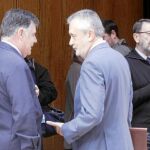 Griñán insta a Viera a lograr una lista por Sevilla o «será su problema»