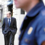 Rubalcaba, en una imagen de archivo, considera que el riesgo de los ediles vascos y navarros es ahora menor