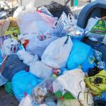 La falta de previsión del alcalde de Parla dejó ayer las calles de la localidad llenas de bolsas de basura