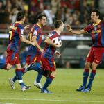 El centrocampista del FC Barcelona Andrés Iniesta (2d) celebra con su compañeros Sergio Busquets (d), David Villa (i) y Xavi Hernández la consecución del primer gol de su equipo frente al Valencia