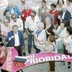 El candidato del PP a la Alcaldía, Juan Ignacio Zoido, rodeado por los vecinos del entorno de San Vicente de Paúl