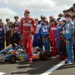 Fernando Alonso ha realizado hoy ante 4.000 personas la prueba de asfalto del circuito de karting del complejo deportivo que lleva su nombre, ubicado en La Morgal, en el concejo asturiano de LLanera.