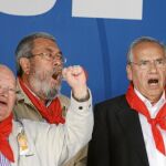 Cándido Méndez y Alfonso Guerra, ayer, cantando «La Internacional» en Rodiezmo