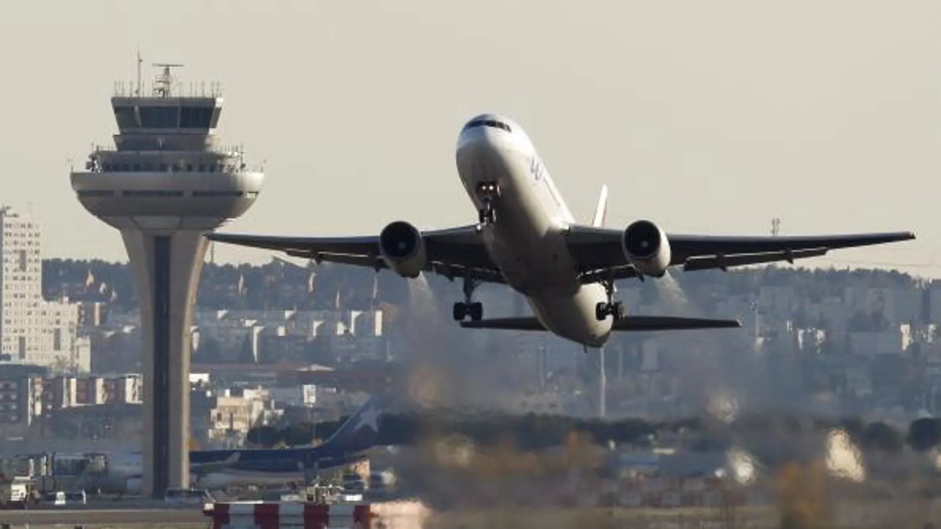 Un avión en pleno despegue