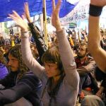 El sistema de votaciones hace imposible que los «indignados» alcancen cualquier decisión que ponga fin a la acampada