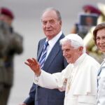 Los Reyes despidieron ayer a Benedicto XVI en el aeropuerto de Barajas