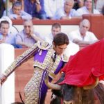 El diestro galo da un pase de pecho, ayer, en el coso pucelano