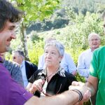 El secretario general de EA, Peio Urizar, saluda al hijo de Joxe Mari Korta, asesinado por ETA hace once años