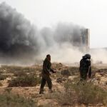 Las fuerzas gadafistas toman Ras Lanuf y los rebeldes huyen al este