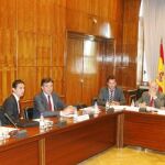 El consejero de Obras Públicas, Antonio Sevilla, junto al director general de Transportes de la Región, José María Bernabé (izq), durante la reunión de ayer con el ministro Blanco (drcha)