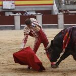 El novillero catalán da un derechazo a su astado de Sánchez Fabrés