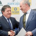 Las cajas –en la imagen, los presidente de Bancaja y Caja Madrid, José Luis Olivas y Rodrigo Rato– dan gran importancia a la obra social